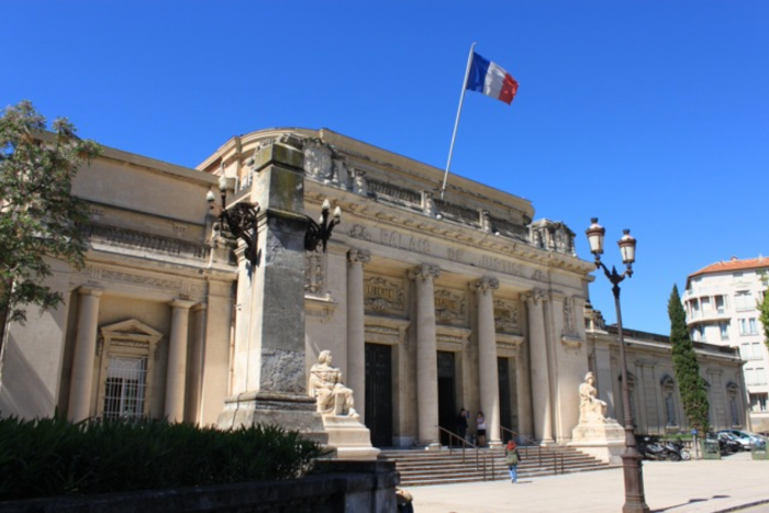 Façade du Palais de Justice de Toulon sous un ciel bleu.