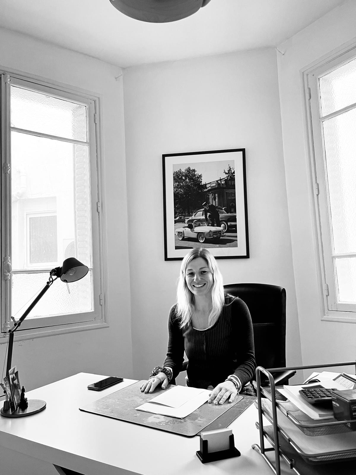 Emily Comyn, avocat, assise à son bureau dans son cabinet à Toulon.